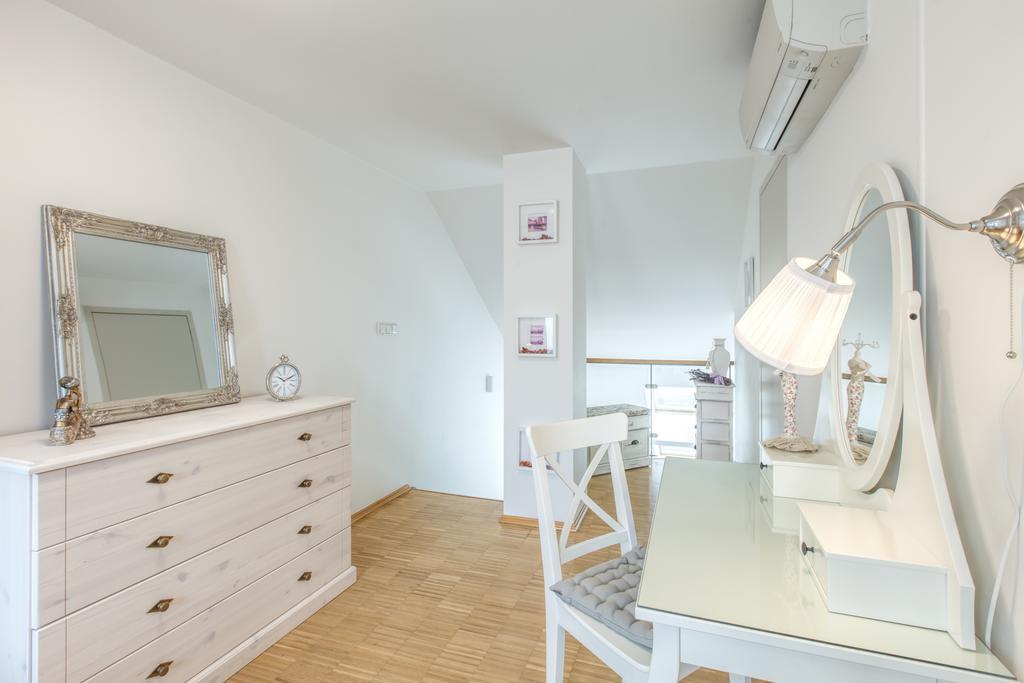 Modern Apartment Charvatova Prague Exterior photo