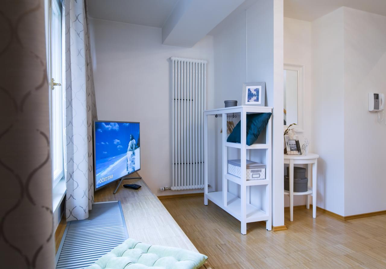 Modern Apartment Charvatova Prague Exterior photo